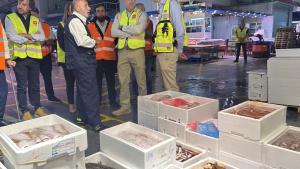 Novillo visita la plataforma de distribución de alimentos frescos Mercamadrid El consejero Carlos Novillo durante la visita a la plataforma de distribución de alimentos frescos Mercamadrid para conocer el trabajo en los puestos de asentadores de pescado adjudicatarios de las ayudas de los Innobonos 2026