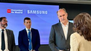 López-Valverde se reúne con el vicepresidente para España y Portugal de Samsung Electronics El consejero Miguel López-Valverde durante su reunión para avanzar en la estrategia de modernización de los servicios públicos