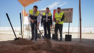 Rodrigo asiste al inicio de las obras de 103 viviendas que se van a construir en Loeches pertenecientes al Plan Vive Solución Joven El consejero Jorge Rodrigo durante la visita a las obras del Plan Vive Solución Joven en Loeches