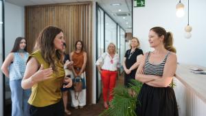 Dávila conoce el trabajo que desarrolla la Asociación Amar Dragoste en uno de sus centros de atención a mujeres víctimas de trata y explotación sexual La consejera Ana Dávila durante la visita a uno de los centros de la Asociación Amar Dragoste