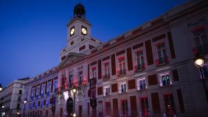Iluminación de la fachada de la Real Casa de Correos con los colores de la bandera de EEUU para conmemorar el 4 de julio