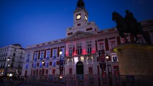 Iluminación de la fachada de la Real Casa de Correos con los colores de la bandera de EEUU para conmemorar el 4 de julio