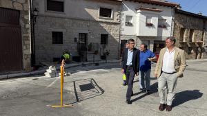 La Comunidad de Madrid destina 1,3 millones de euros para modernizar las infraestructuras educativas y deportivas de Valdemanco El viceconsejero Sánchez en Valdemarco y Becerril de la Sierra