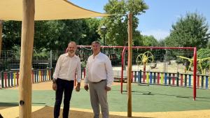 La Comunidad de Madrid destina 1,3 millones de euros para modernizar las infraestructuras educativas y deportivas de Valdemanco El viceconsejero Sánchez en Valdemarco y Becerril de la Sierra