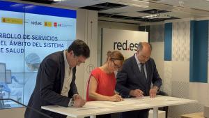 El consejero Miguel López-Valverde durante la firma con Red.es un Convenio de Servicios Digitales Inteligentes del Sistema Nacional de Salud enfocado al desarrollo de infraestructuras basadas en inteligencia artificial y en datos analíticos para mejorar la calidad asistencial