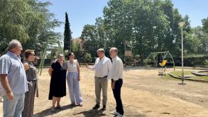 La Comunidad de Madrid destina 1,3 millones de euros para modernizar las infraestructuras educativas y deportivas de Valdemanco El viceconsejero Sánchez en Valdemarco y Becerril de la Sierra