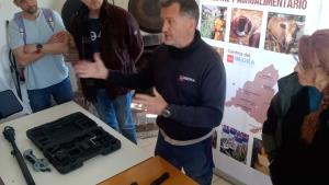 Explicación a alumnado de herramientas para poda en frutales