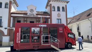 Oficina móvil de atención al ciudadano frente al ayuntamiento de Pinto