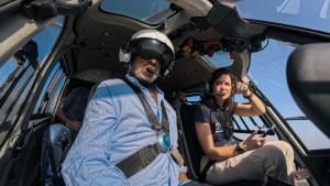 La presidenta Isabel Díaz Ayuso sobrevolando el terreno afectado por los incendios de la Sierra Oeste