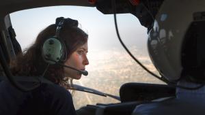 La presidenta Isabel Díaz Ayuso sobrevolando el terreno afectado por los incendios de la Sierra Oeste