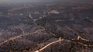 La presidenta Isabel Díaz Ayuso sobrevolando el terreno afectado por los incendios de la Sierra Oeste