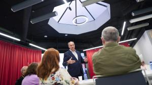 La Comunidad de Madrid evalúa con usuarios mayores de 65 años el funcionamiento de la Tarjeta Sanitaria Virtual para adaptarla a sus necesidades López-Valverde en un laboratorio ciudadano, celebrado en el Centro Digitaliza Madrid