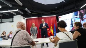 La Comunidad de Madrid evalúa con usuarios mayores de 65 años el funcionamiento de la Tarjeta Sanitaria Virtual para adaptarla a sus necesidades López-Valverde en un laboratorio ciudadano, celebrado en el Centro Digitaliza Madrid