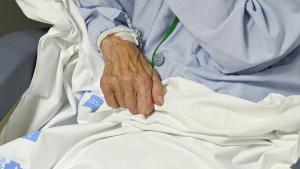 Paciente del Servicio de Geriatría del Marañón Mano de una persona mayor