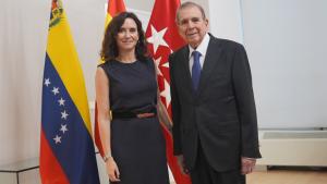 La presidenta Isabel Díaz Ayuso junto a Edmundo González