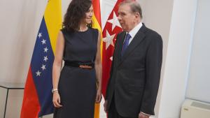 La presidenta Isabel Díaz Ayuso junto a Edmundo González