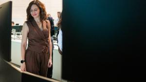 La presidenta Isabel Díaz Ayuso durante su visita al Centro Nacional de Drones de Telefónica