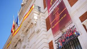 La Real Casa de Correos con la bandera de España por la victoria en el Mundial de fútbol 2026