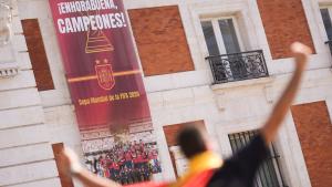 La Real Casa de Correos con la bandera de España por la victoria en el Mundial de fútbol 2026