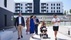 La presidenta Isabel Díaz Ayuso en la entrega del llaves del Plan Vive en Boadilla del Monte