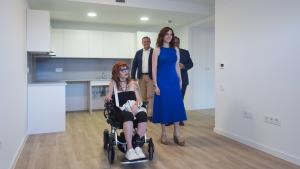 La presidenta Isabel Díaz Ayuso en la entrega del llaves del Plan Vive en Boadilla del Monte