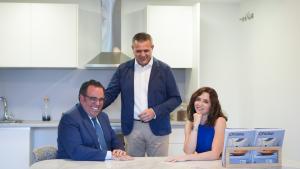 La presidenta Isabel Díaz Ayuso en la entrega del llaves del Plan Vive en Boadilla del Monte