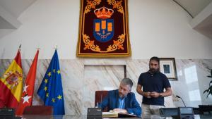 El consejero García Martín en su visita la localidad de Velilla de San Antonio