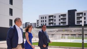 La presidenta Isabel Díaz Ayuso en la entrega del llaves del Plan Vive en Boadilla del Monte
