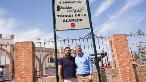 El consejero García Martín en su visita la localidad de Velilla de San Antonio