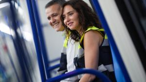 La presidenta Isabel Díaz Ayuso durante la visita para conocer el primer tren automático que prestará servicio en la Línea 6 de Metro en 2027