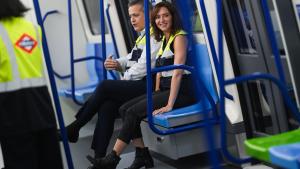 La presidenta Isabel Díaz Ayuso durante la visita para conocer el primer tren automático que prestará servicio en la Línea 6 de Metro en 2027