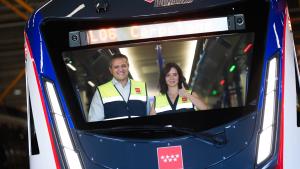 La presidenta Isabel Díaz Ayuso durante la visita para conocer el primer tren automático que prestará servicio en la Línea 6 de Metro en 2027