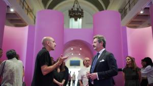 La Comunidad de Madrid regresa a La Movida con una exposición en la Sala Alcalá 31 que incluye obras de Ouka Leele, Ceesepe o Costus El consejero De Paco Serrano en la inauguración de La Movida