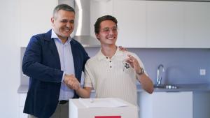 La Comunidad de Madrid alcanza las 473 viviendas finalizadas del Plan Vive en Colmenar Viejo con la entrega de otras 110 El consejero Rodrigo en la entrega de llaves de las promociones Navallar y La Maquinilla