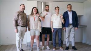 La Comunidad de Madrid alcanza las 473 viviendas finalizadas del Plan Vive en Colmenar Viejo con la entrega de otras 110 El consejero Rodrigo en la entrega de llaves de las promociones Navallar y La Maquinilla