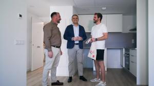 La Comunidad de Madrid alcanza las 473 viviendas finalizadas del Plan Vive en Colmenar Viejo con la entrega de otras 110 El consejero Rodrigo en la entrega de llaves de las promociones Navallar y La Maquinilla