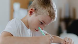 alumnos con discapacidad auditiva Un niño con audífonos en el aula