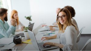 Un equipo empresarial alrededor de una mesa