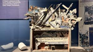 La Comunidad de Madrid explora el diálogo entre literatura y artes plásticas con una exposición dedicada a los hermanos Antón y Luis Mateo Díez Exposición Un viaje al Mar de Sombra. Caballeros de salitre