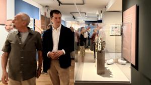 La Comunidad de Madrid explora el diálogo entre literatura y artes plásticas con una exposición dedicada a los hermanos Antón y Luis Mateo Díez Exposición Un viaje al Mar de Sombra. Caballeros de salitre