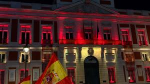 La Real Casa de Correos iluminada con los colores de la bandera de España