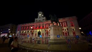 La Real Casa de Correos iluminada con los colores de la bandera de España