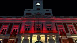 La Real Casa de Correos iluminada con los colores de la bandera de España
