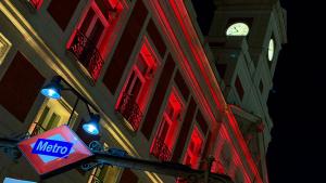 La Real Casa de Correos iluminada con los colores de la bandera de España