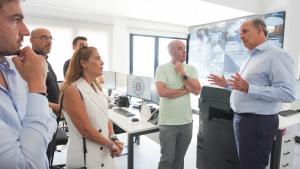 López-Valverde explica a las empresas afectadas por los incendios las ayudas para recuperar sus equipos y la conexión a Internet El consejero Miguel López-Valverde durante su visita a San Martín de Valdeiglesias