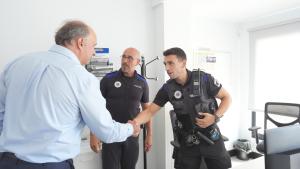 López-Valverde explica a las empresas afectadas por los incendios las ayudas para recuperar sus equipos y la conexión a Internet El consejero Miguel López-Valverde durante su visita a San Martín de Valdeiglesias