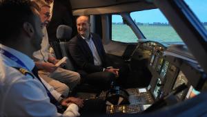 El consejero Miguel López-Valverde durante su visita a las instalaciones de la escuela que trabaja con el software de formación creado por la startup madrileña 40ºWest