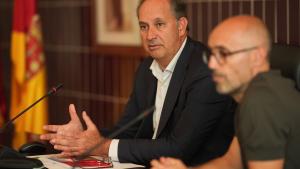 El consejero Miguel López-Valverde durante la presentación en Meco del balance de los primeros meses de la plataforma para la gestión de servicios públicos en pequeños ayuntamientos