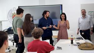 La consejera Mercedes Zarzalejo durante su visita a uno de los cursos de la iniciativa que permite mantener abiertos los colegios mayores universitarios durante las vacaciones estivales