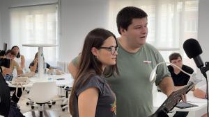 La consejera Mercedes Zarzalejo durante su visita a uno de los cursos de la iniciativa que permite mantener abiertos los colegios mayores universitarios durante las vacaciones estivales